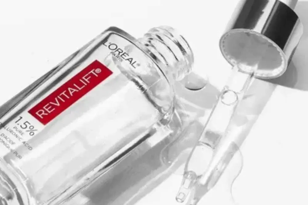 Frasco deitado do Sérum L'Oréal Paris Revitalift Hialurônico mostrando a textura leve do ácido hialurônico.