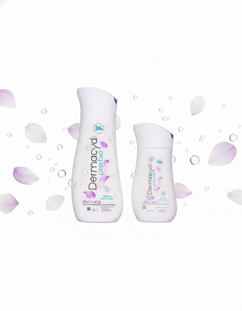 Duas embalagens do sabonete íntimo Dermacyd Pro-bio Delicata (200ml e 100ml) centralizadas em um fundo branco limpo, com pétalas de flores lilás e bolhas de água suaves flutuando ao redor, em formato horizontal para destaque de blog.