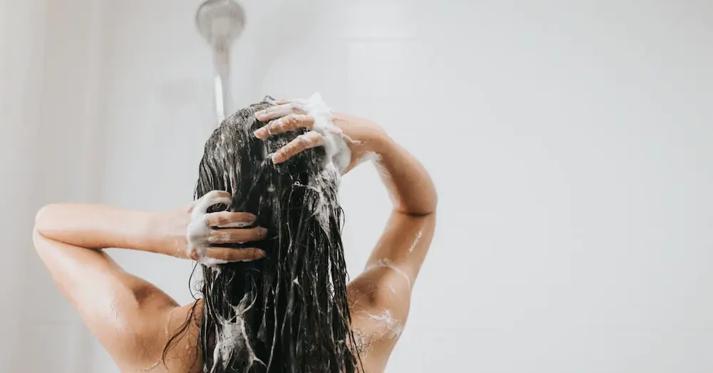 Ilustração de fios de cabelo recebendo hidratação e reposição de água nas cutículas.