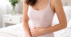 Mulher com desconforto relacionado à coceira íntima feminina