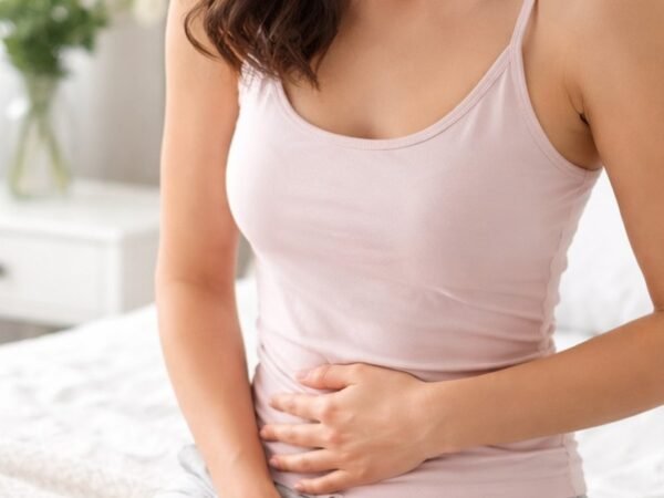 Mulher com desconforto relacionado à coceira íntima feminina