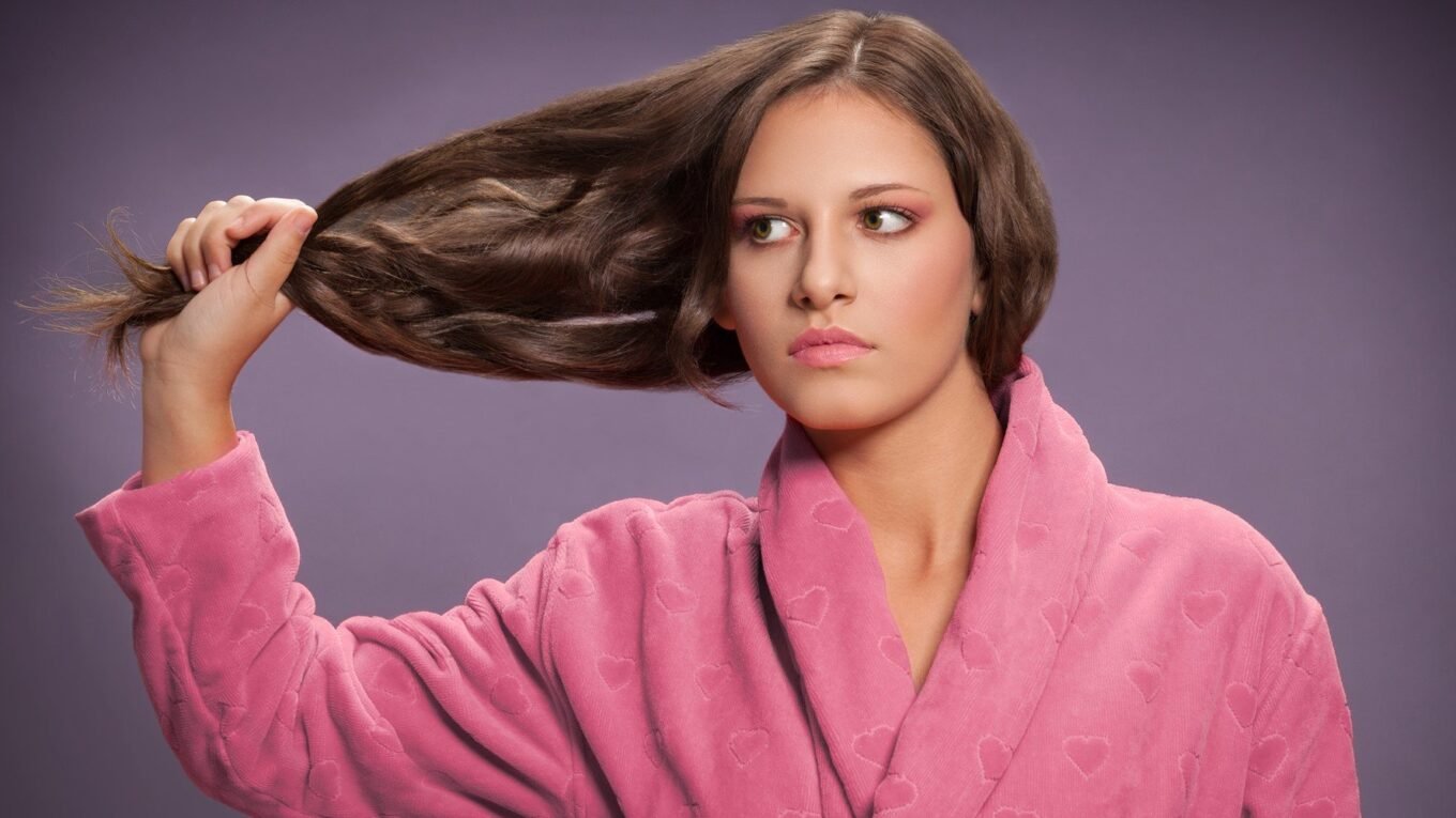 Demonstração de cabelo elástico e emborrachado após descoloração.