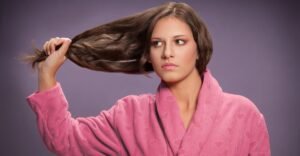 Demonstração de cabelo elástico e emborrachado após descoloração.