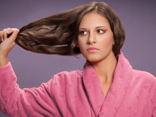 Demonstração de cabelo elástico e emborrachado após descoloração.