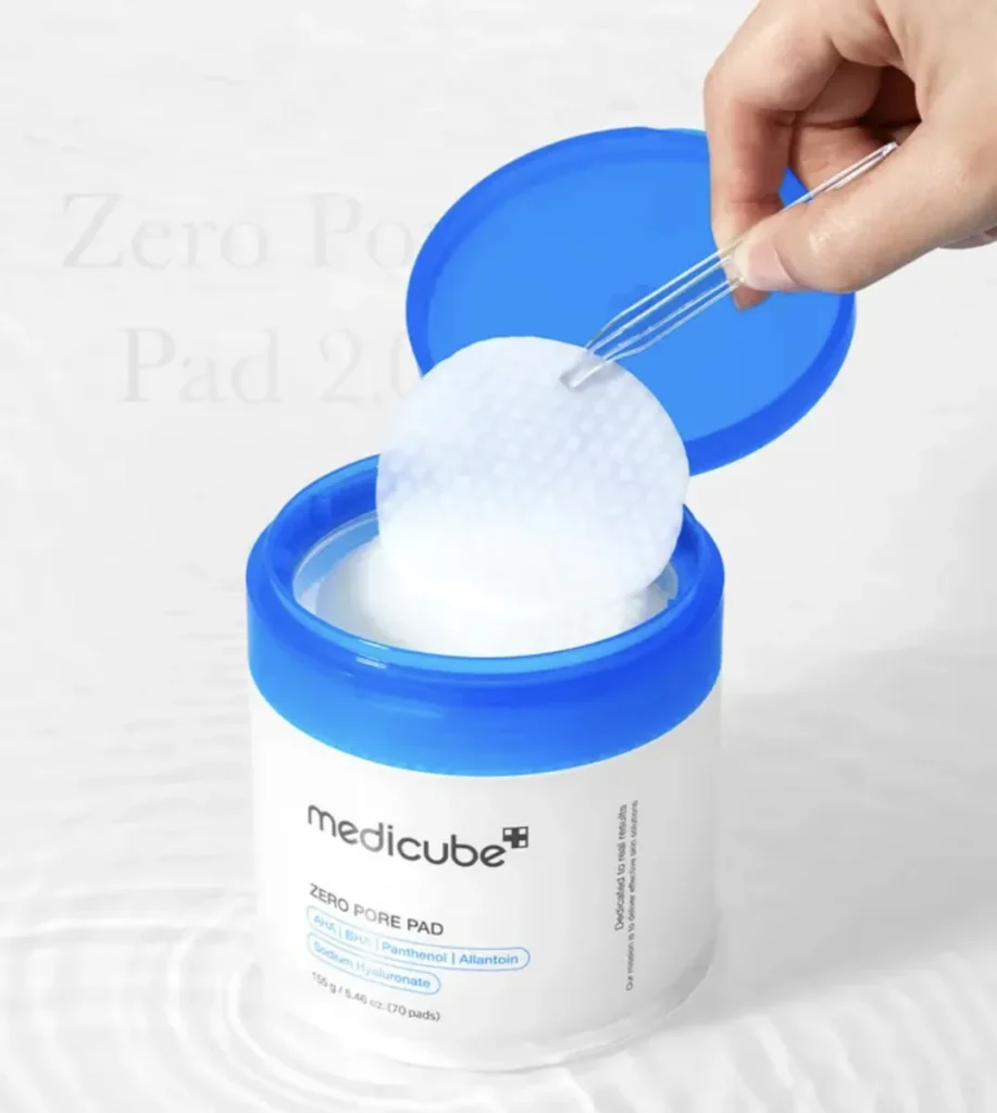 Detalhe da pinça higiênica e disco do Medicube Zero Pore Pad 2.0.