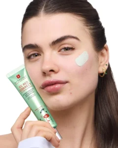 Modelo aplicando CC Cream Erborian em guia de melhores produtos de skincare coreano.