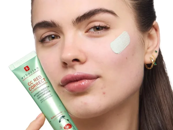 Modelo aplicando CC Cream Erborian em guia de melhores produtos de skincare coreano.