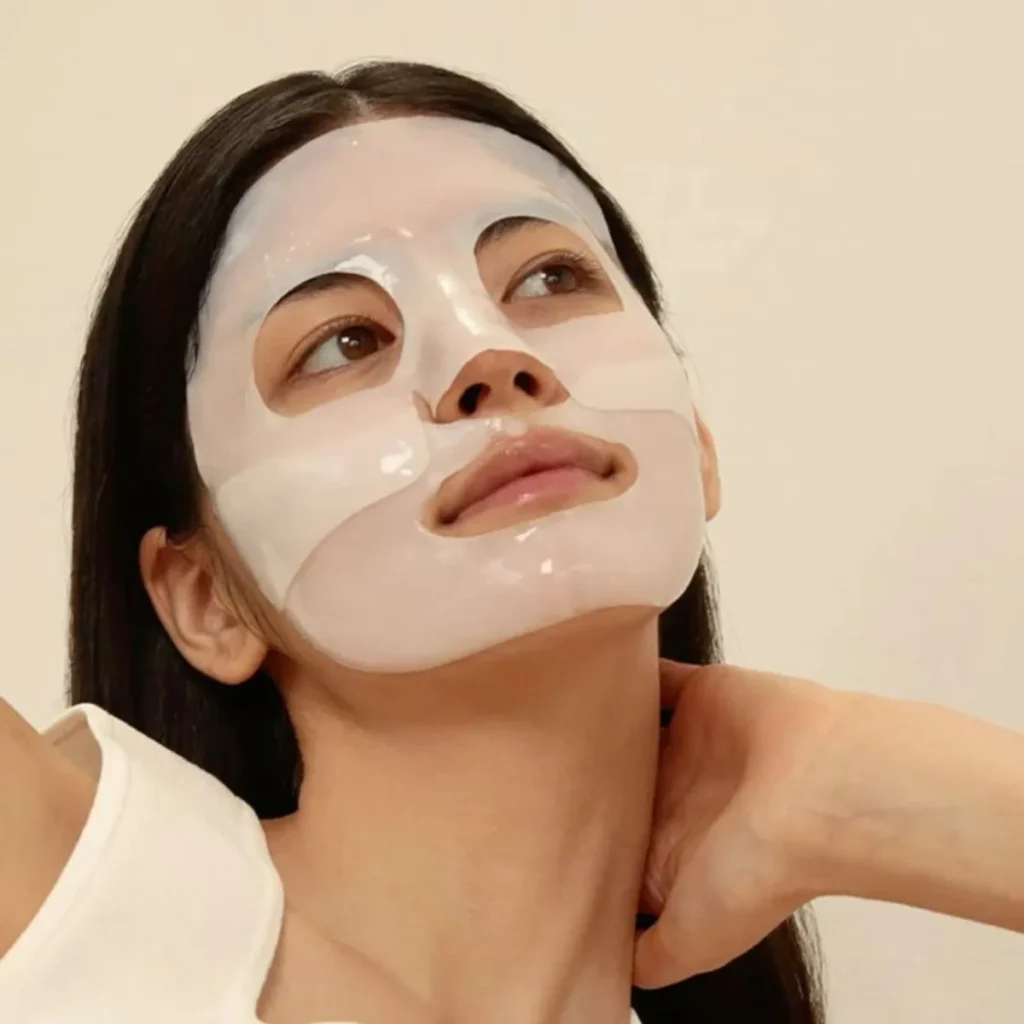 Aplicação da máscara de bio-colágeno coreana para firmeza e hidratação profunda.