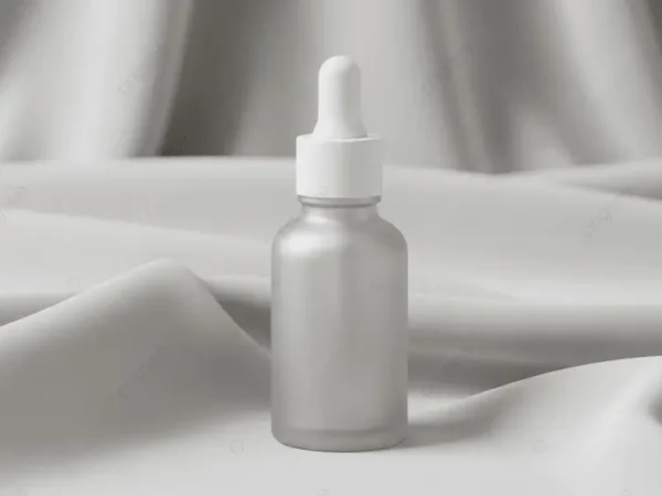 Frasco de sérum facial minimalista em vidro fosco sobre tecido de seda cinza, representando cuidados com a pele sem fragrância.