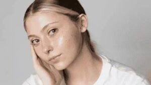 Modelo com pele de porcelana e brilho glow mostrando os resultados do tratamento com PDRN no skincare.
