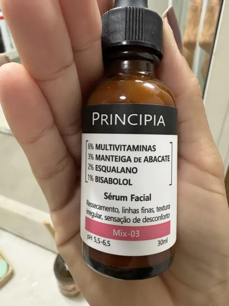 Frasco do sérum Principia Mix-03 na mão mostrando os ingredientes.
