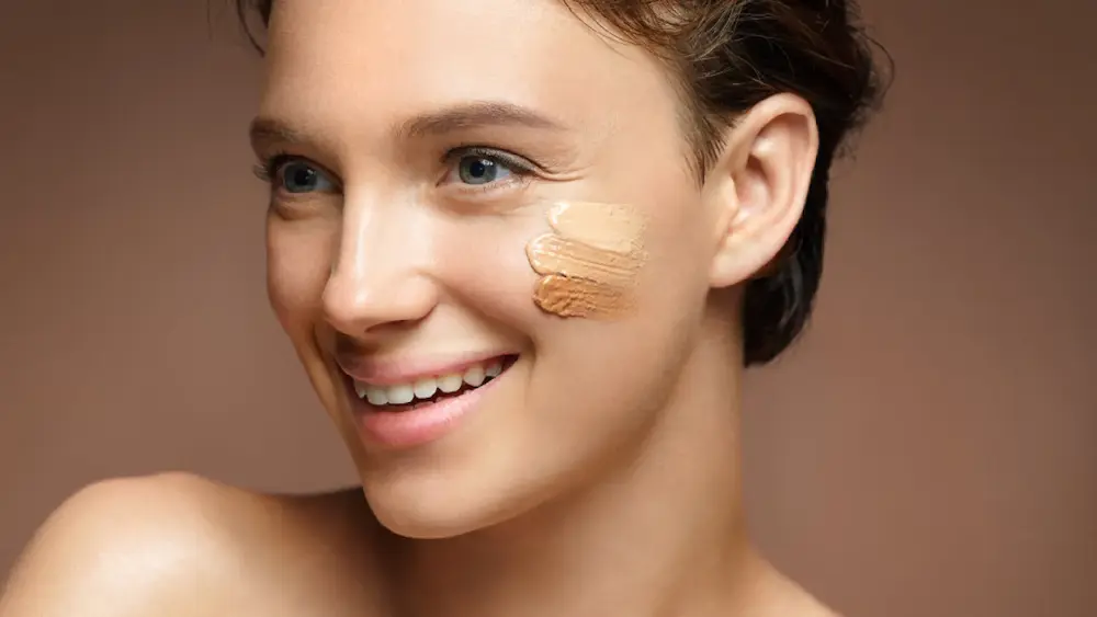 Mulher aplicando o Protetor Solar Principia com Cor PS-05 no rosto