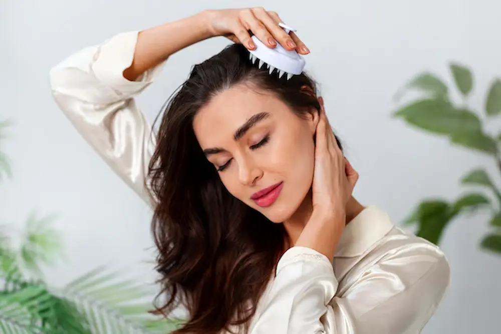 Massagem no couro cabeludo durante a rotina de scalp care para estimular a circulação e promover fios mais saudáveis.