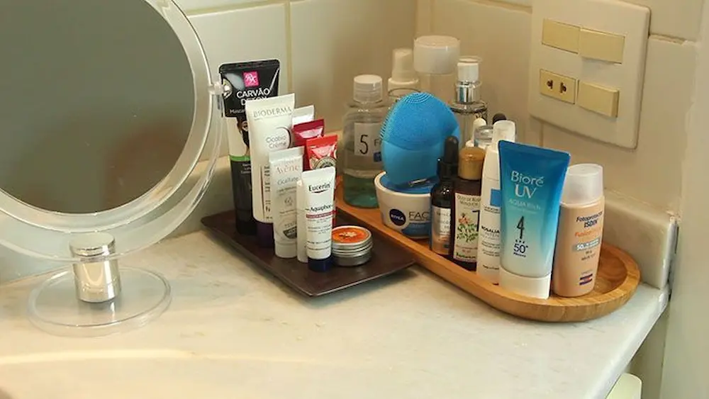 Rotina de skincare com produtos contendo pantenol para hidratação da pele