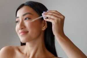 Mulher aplicando sérum de ácido hialurônico na rotina de skincare