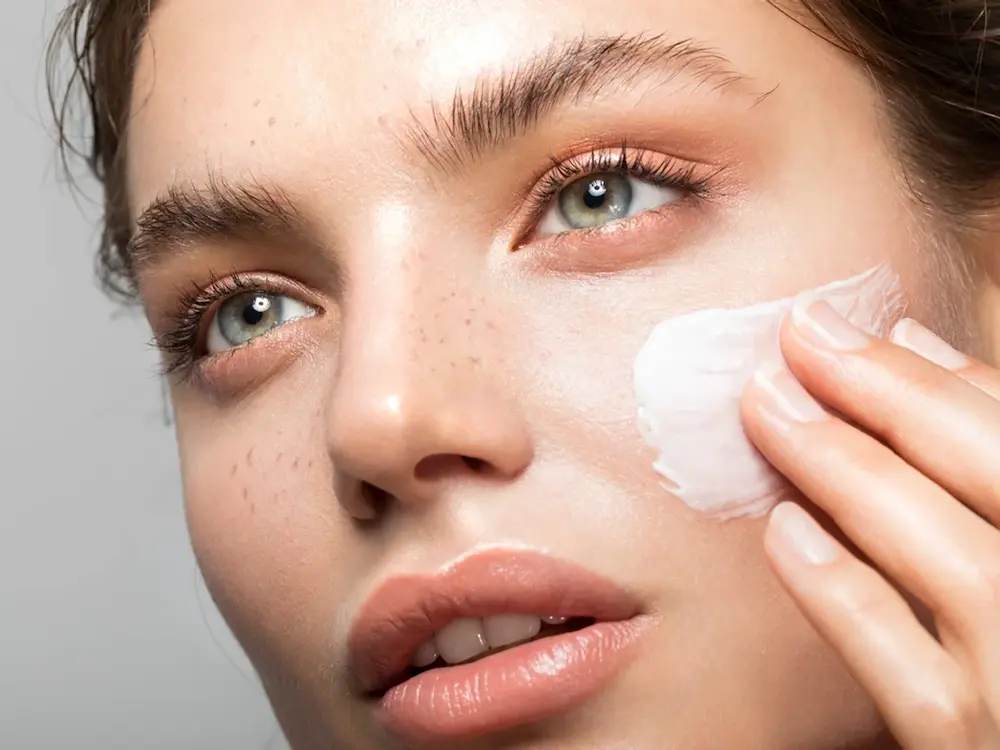 Aplicação de um produto com ácido azelaico durante a rotina de skincare