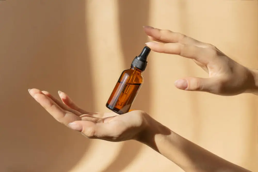 Frasco de sérum com vitamina B3 utilizado na rotina de cuidados com a pele.