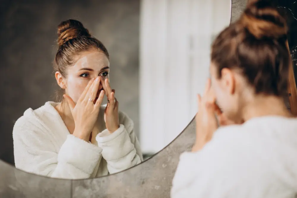 Mulher realizando rotina de skincare com produtos hidratantes