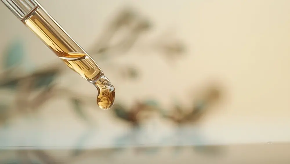 Conta-gotas com sérum de ácido hialurônico para hidratação da pele