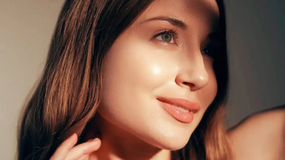 Mulher com pele hidratada e saudável após uma rotina de skincare