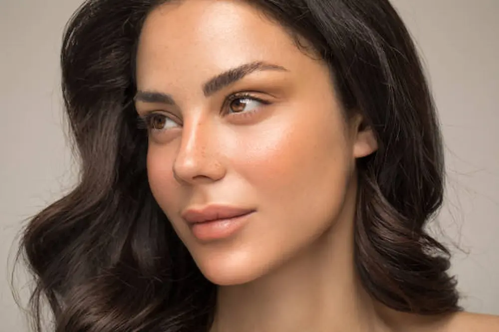 Mulher com pele hidratada após rotina de skincare com ácido hialurônico